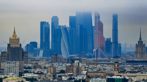 Небоскребы делового центра Москва-сити. Слева: высотное здание министерства иностранных дел РФ - Sputnik Молдова