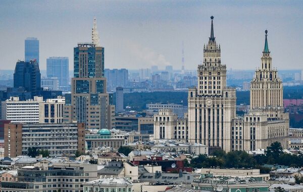Clădire înaltă în piața Porților Roșii (în dreapta) din Moscova - Sputnik Moldova
