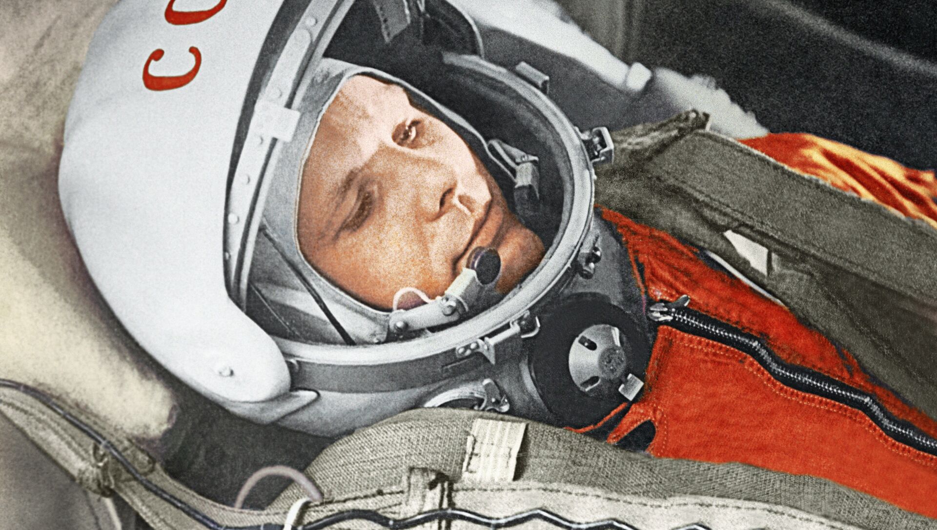 Юрий Гагарин в кабине космического корабля “Восток” во время первого в мире орбитального космического полета 12 апреля 1961 года. - Sputnik Молдова, 1920, 09.04.2021