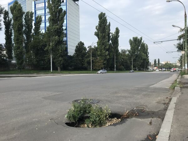 Asfalt surpat în Chișinău Asfalt surpat în Chișinău - Sputnik Moldova