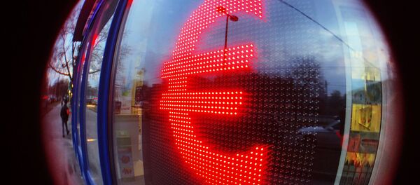 Табло курса евро в витрине операционной кассы - Sputnik Moldova
