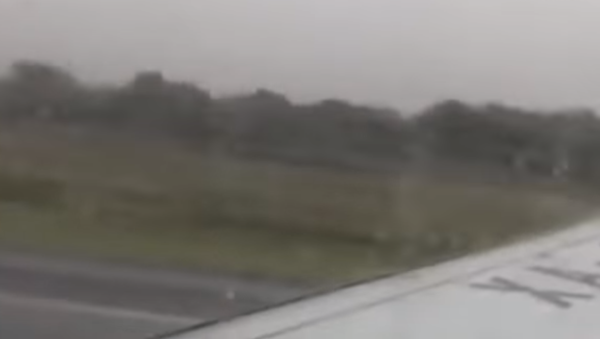Пассажир разбившегося в Мексике самолета снял на видео удар о землю - Sputnik Moldova