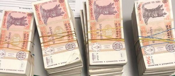Обнаруженные в ходе спецоперации Томограф деньги - Sputnik Молдова