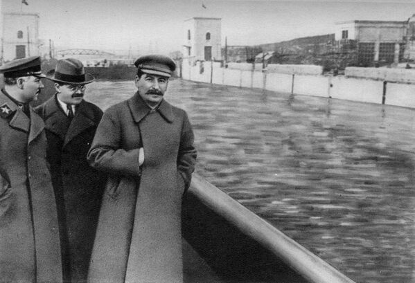 Fotografie redactată de cenzorii sovietici, după execuția lui Nicolai Ejov; locul pe care îl ocupa acesta în fotografie alături de Stalin a rămas gol - Sputnik Moldova