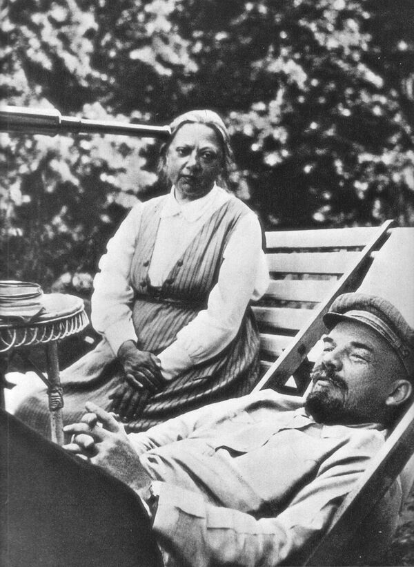 Vladimir Ilici Lenin și Nadejda Konstantinovna Krupskaia la Gorki - Sputnik Moldova
