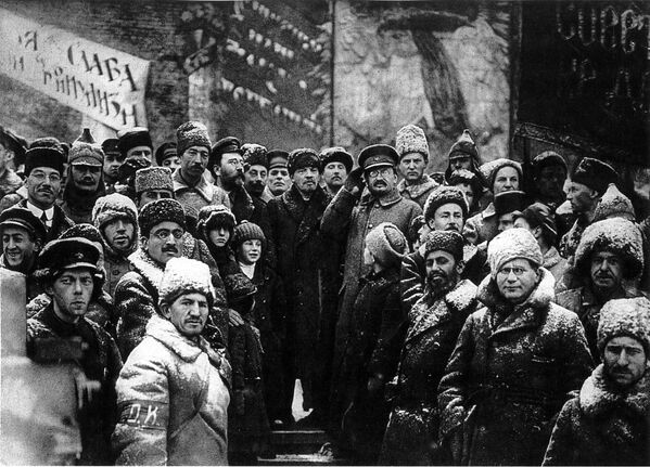 Vladimir Lenin alături de Lev Troțki în timpul demonstrației în Piața Roșie, 7 noiembrie 1919 - Sputnik Moldova
