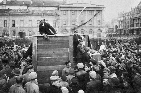 Vladimir Lenin ține o cuvântare în piața Sverdlov în fața ostașilor care pleacă pe front. La dreapta de tribună: L. D. Troțki și L. B. Kamenev. Moscova, 5 mai 1920 - Sputnik Moldova