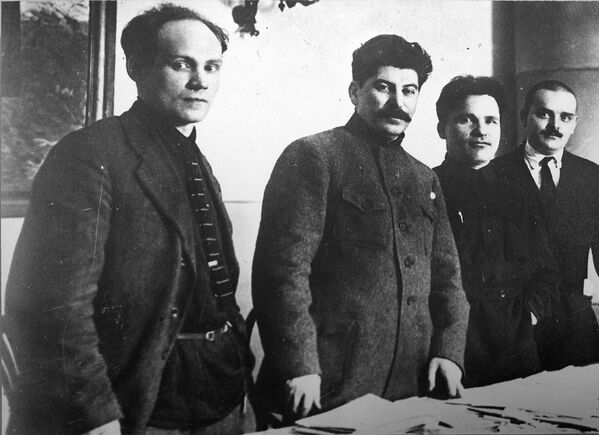 Secretarul al doilea al Comitetului gubernial Leningrad al PCR (b) N. K. Antipov, I. V. Stalin, primul secretar al Comitetului gubernial Leningrad al PCR (b) S. M. Kirov, secretarul al Comitetului gubernial Leningrad al PCR (b) N. M. Șvernik - Sputnik Moldova