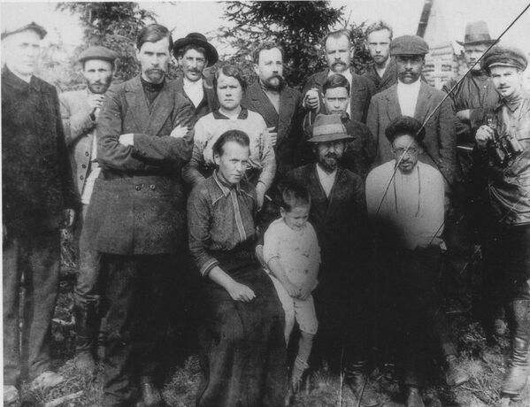 Iosif Stalin, Lev Kamenev și Iakov Sverdlov în timpil exilului în Siberia împreună cu un grup de bolșevici, vara anului 1915, printre care Suren Spandarean (al doilea din stânga, în picioare), Iosif Stalin (al treilea), Lev Kamenev (al cincilea) și Iakov Sverdlov (al optulea), Iosif Stalin în Siberia - Sputnik Moldova