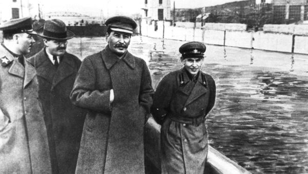 Stalin împreună cu șeful NKVD-ului care a fost împușcat în anul 1940 - Sputnik Moldova