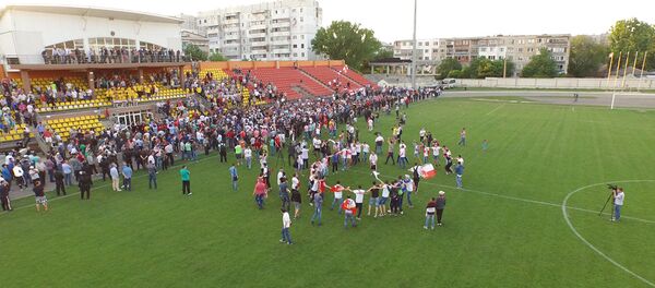 Болельщики Милсами празднуют чемпионство своей команды прямо на футбольном поле - Sputnik Молдова