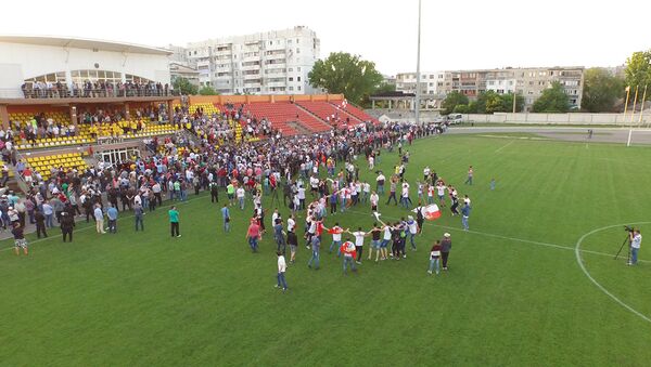 Болельщики Милсами празднуют чемпионство своей команды прямо на футбольном поле - Sputnik Молдова