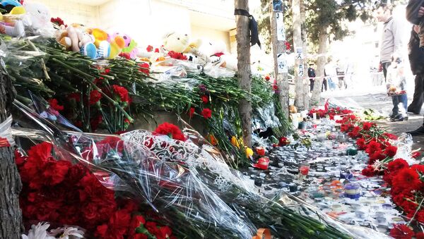 Жители Баку чтят память погибших во время пожара - Sputnik Moldova