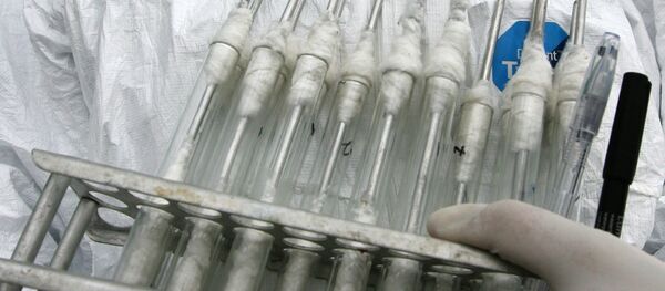 Сотрудник передвижной диагностической лаборатории с пробами - Sputnik Молдова