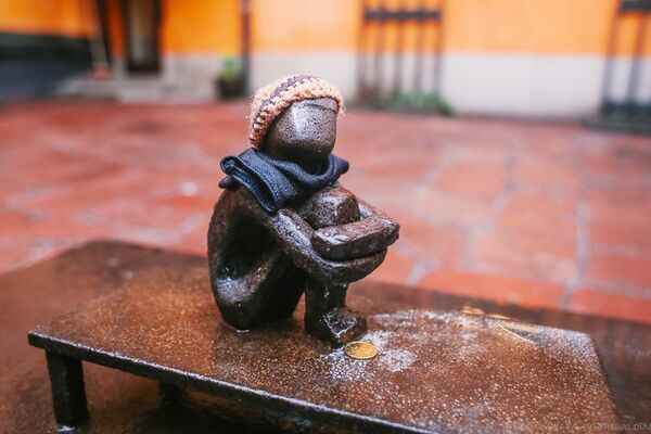 Мальчик, смотрящий на Луну - памятник в Стокгольме - Sputnik Молдова