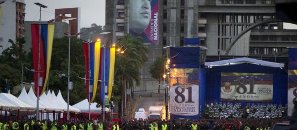 Venezuela's Bolivarian National guards officers occupy the Bolivar Avenue where the government said that a drone armed with explosives detonated near Venezuelan President Nicolas Maduro in Caracas, Venezuela, Saturday, Aug. 4, 2018 Venezuela's Bolivarian National guards officers occupy the Bolivar Avenue where the government said that a drone armed with explosives detonated near Venezuelan President Nicolas Maduro in Caracas, Venezuela, Saturday, Aug. 4, 2018 - Sputnik Moldova-România
