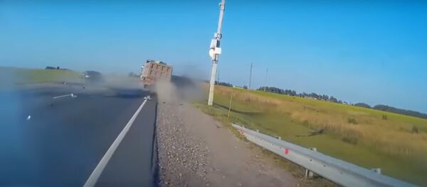 Момент ДТП с восемью жертвами в Калужской области Момент ДТП с восемью жертвами в Калужской области - Sputnik Молдова