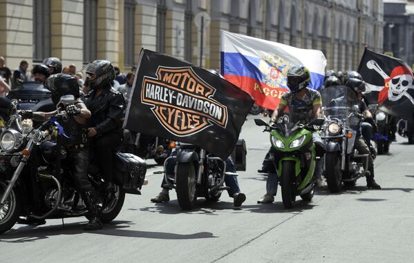 Участники мотопарада в рамках мотофестиваля St.Petersburg Harley Days в Санкт-Петербурге - Sputnik Молдова