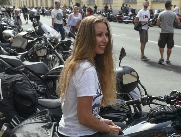Участница мотопарада в рамках мотофестиваля St.Petersburg Harley Days в Санкт-Петербурге - Sputnik Молдова