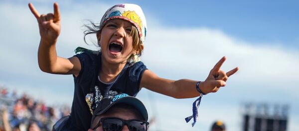 Зрители на закрытии фестиваля Нашествие в поселке Большое Завидово в Тверской области Зрители на закрытии фестиваля Нашествие в поселке Большое Завидово в Тверской области - Sputnik Молдова