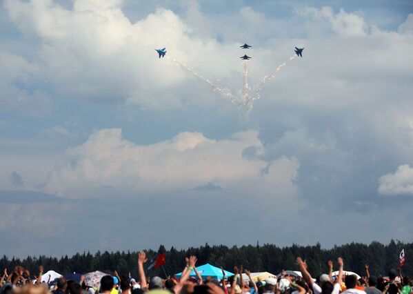 Авиационная группа высшего пилотажа Русские витязи показывает для гостей фестиваля Нашествие фигуры высшего пилотажа - Sputnik Молдова