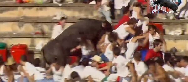 Разъяренный бык бросился на зрителей. Коррида. Испания - Sputnik Молдова