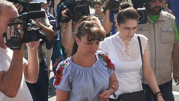 Мать сестер Хачатурян (справа), обвиняемых в убийстве своего отца, около Останкинского суда (2 августа 2018). Москвa - Sputnik Moldova