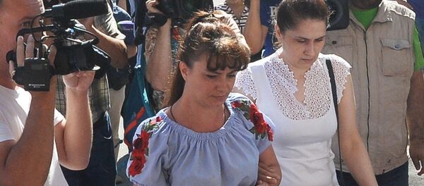 Мать сестер Хачатурян (справа), обвиняемых в убийстве своего отца, около Останкинского суда (2 августа 2018). Москвa - Sputnik Moldova