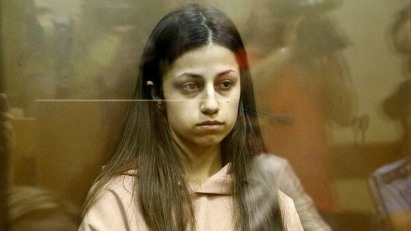 Задержанная по обвинению в убийстве отца 19-летняя Ангелина Хачатурян во время избрания меры пресечения в Останкинском суде (30 июля 2018). Москвa - Sputnik Молдова
