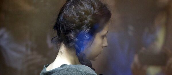 Задержанная по обвинению в убийстве отца 18-летняя Кристина Хачатурян во время избрания меры пресечения в Останкинском суде (30 июля 2018). Москвa - Sputnik Молдова