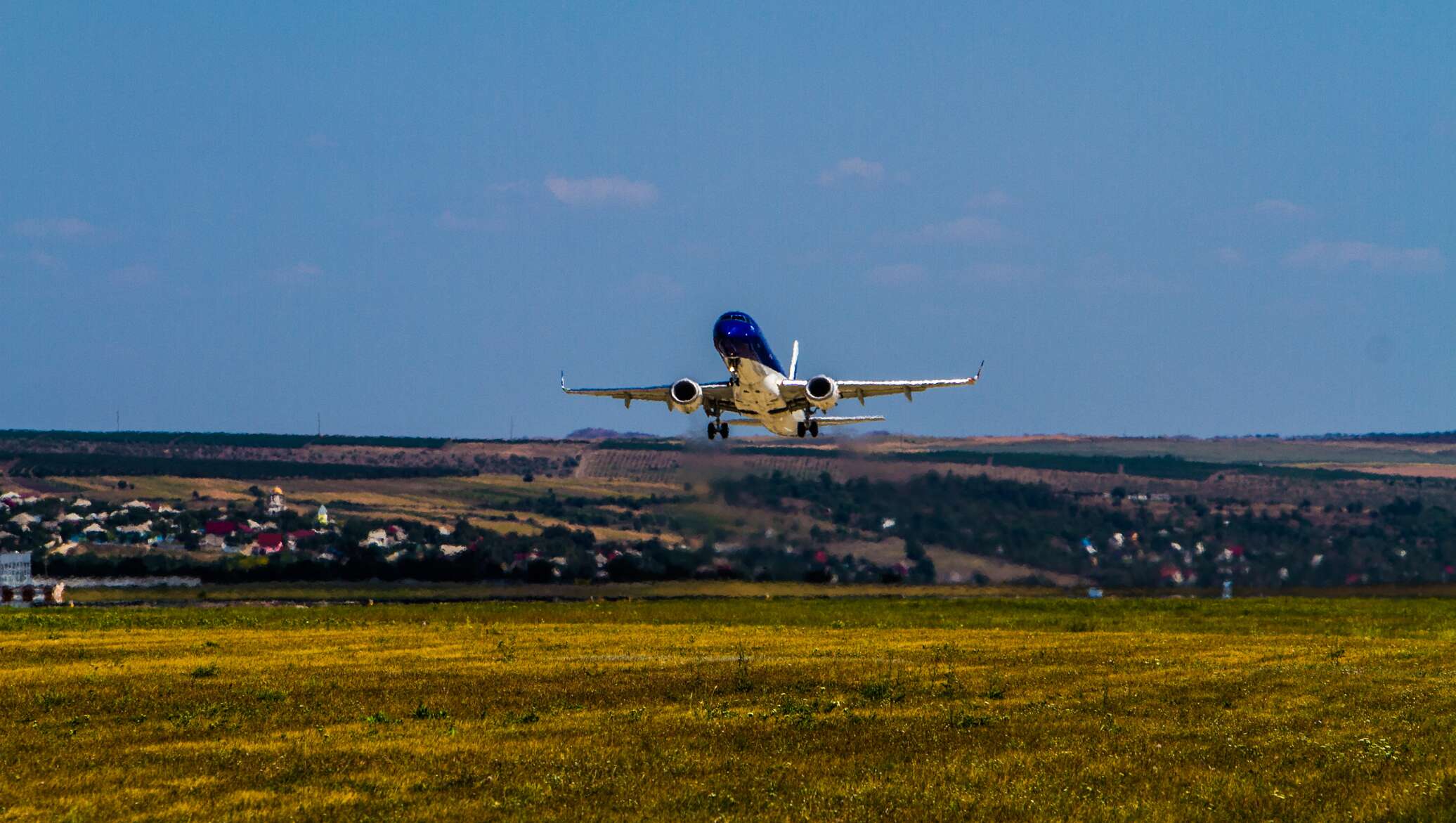 Лететь в кишинев. Самолеты в аэропорту Кишинева. Аэропорт Кишинев фото. Кишинев аэродром самолеты на земле. Кишинев фото с самолета.