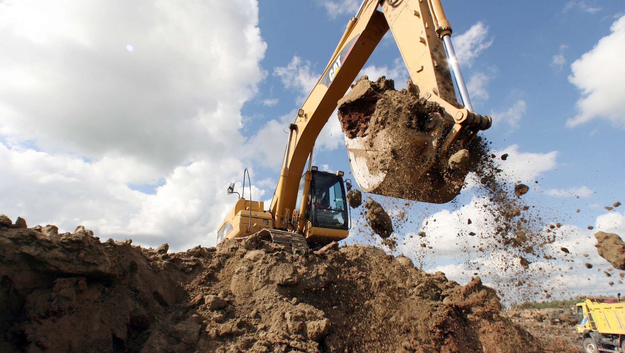 Экскаватор роет землю. Экскаватор песок. Экскаватор роет землю. Экскаватор копает песок. Экскаватор копает землю.