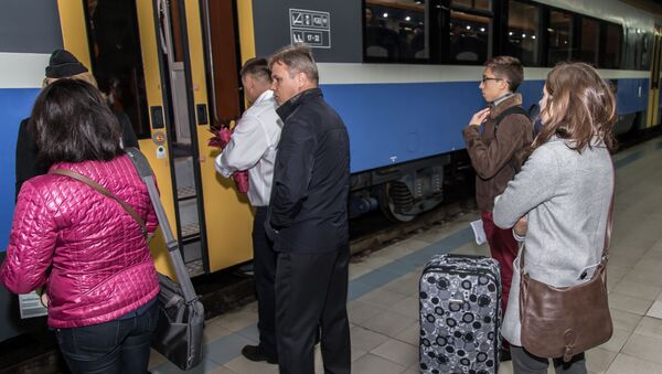 Pasageri tren gara feroviară поезд пасажиры ЖД-вокзал - Sputnik Молдова