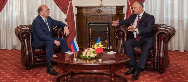 Президент Молдовы Игорь Додон и посол России в республике Олег Васнецов - Sputnik Молдова