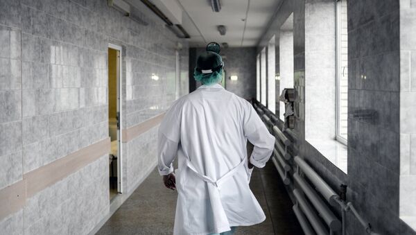 Врач в больнице, архивное фото - Sputnik Moldova