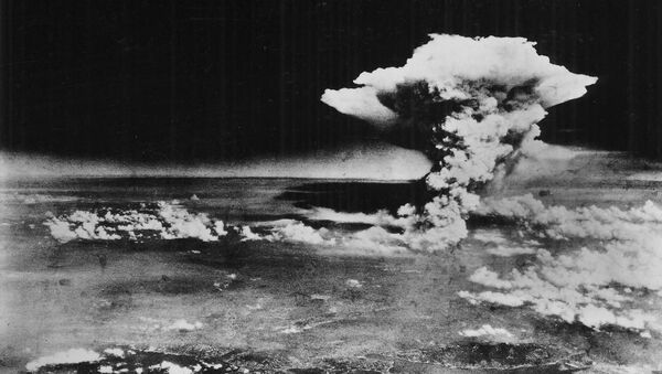 An atomic cloud billows above Hiroshima city following the explosion of the first atomic bomb to be used in warfare in Hiroshima, in this handout photo taken by the US Army on August 6, 1945, and distributed by the Hiroshima Peace Memorial Museum. - Sputnik Moldova-România