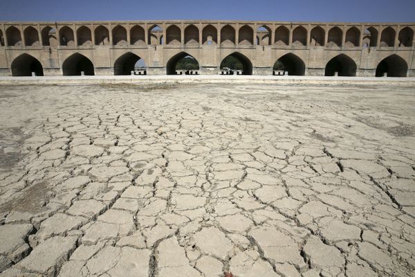 Высошая река Zayandeh Roud в Исфахане, Иран - Sputnik Молдова