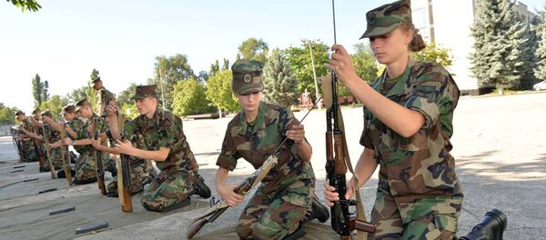 Tinerii admişi în Academia „Alexandru cel Bun”, iniţiaţi în arta militară - Sputnik Moldova