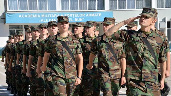 Tinerii admişi în Academia „Alexandru cel Bun”, iniţiaţi în arta militară - Sputnik Moldova