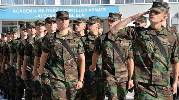 Tinerii admişi în Academia „Alexandru cel Bun”, iniţiaţi în arta militară - Sputnik Moldova