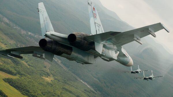 Российские многоцелевые истребители Су-27,  архивное фото.  - Sputnik Молдова