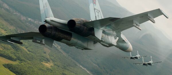Российские многоцелевые истребители Су-27,  архивное фото.  - Sputnik Молдова