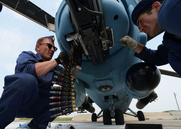 Авиационные техники готовят вертолет Ми-35 к вылету во время учений отдельного вертолетного полка на аэродроме Черниговка в Приморском крае - Sputnik Молдова