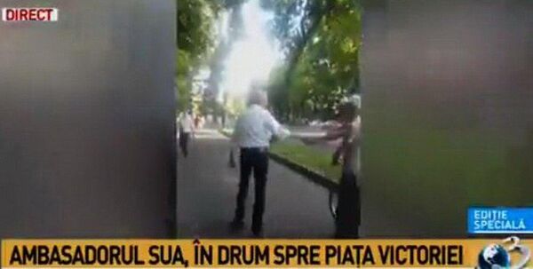 Ambasadorul Hans Klemm se întreaptă spre Piața Victoriei Ambasadorul Hans Klemm se întreaptă spre Piața Victoriei - Sputnik Moldova