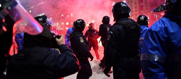 Румынский ОМОН во время столкновений с протестующими во время массовых антиправительственных митингов в Бухаресте - Sputnik Молдова