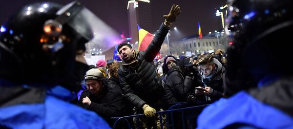 Столкновения протестующих с полицией в Бухаресте, Румыния - Sputnik Moldova-România