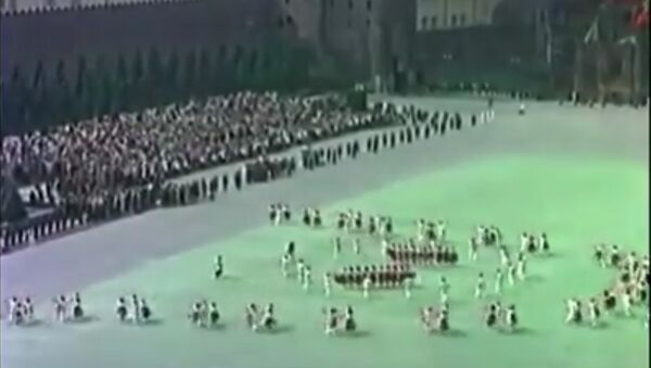 Молдовеняска (народный танец) Всесоюзный парад физкультурников, Красная площадь - Sputnik Молдова
