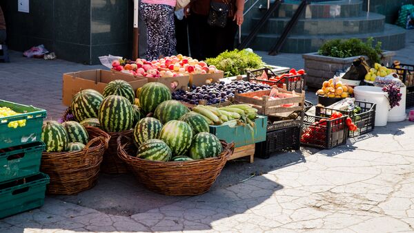 Fructe și legume comercializate în stradă - Sputnik Moldova