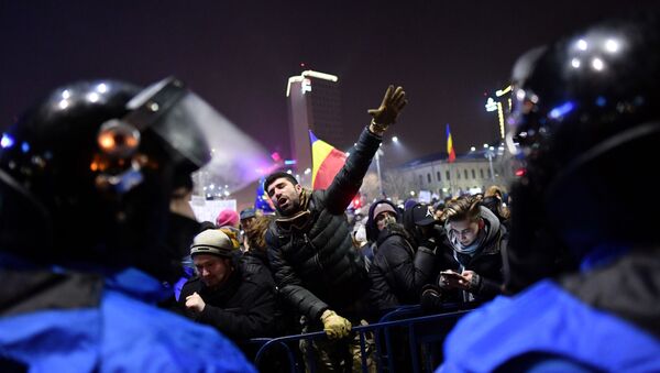 Столкновения протестующих с полицией в Бухаресте, Румыния - Sputnik Moldova