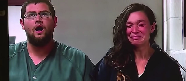 Родителей обвинили в убийстве маленькой дочки – видео их реакции на приговор суда - Sputnik Молдова